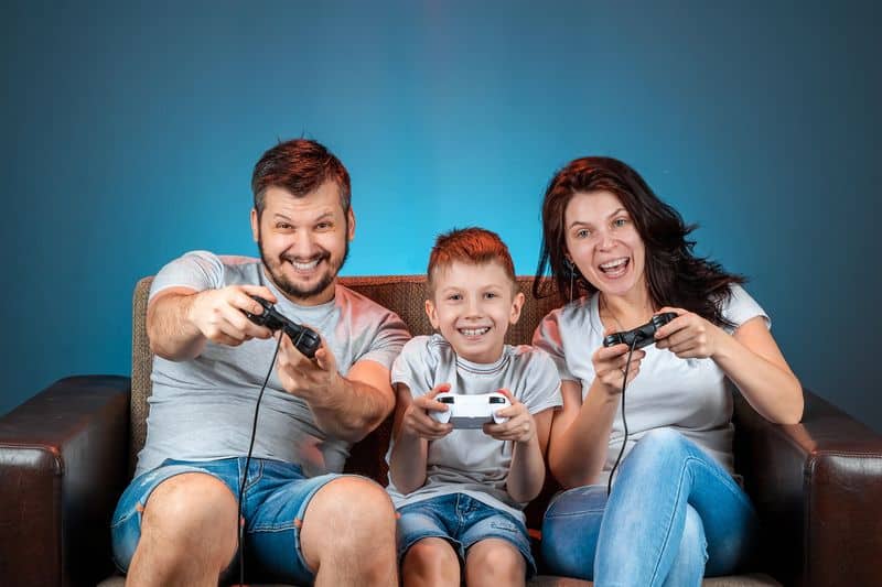 Jugar videojuegos familia