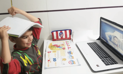 niño estudia a distancia por ordenador