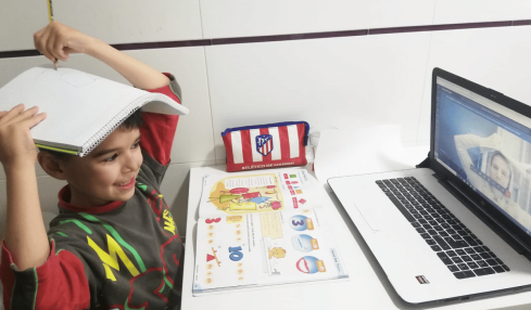 niño estudia a distancia por ordenador