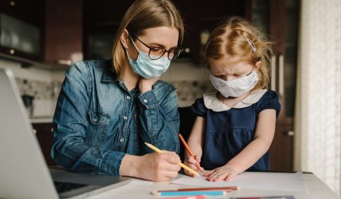 Madre e hija estudian con mascarilla en casa - coronavirus