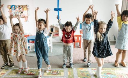 Niños haciendo ejercicios de neuromotricidad