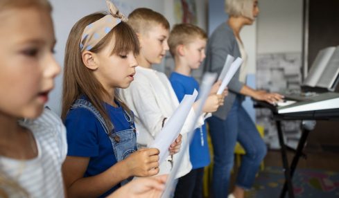 Descubre los beneficios de la musicoterapia en el aula con estos cursos